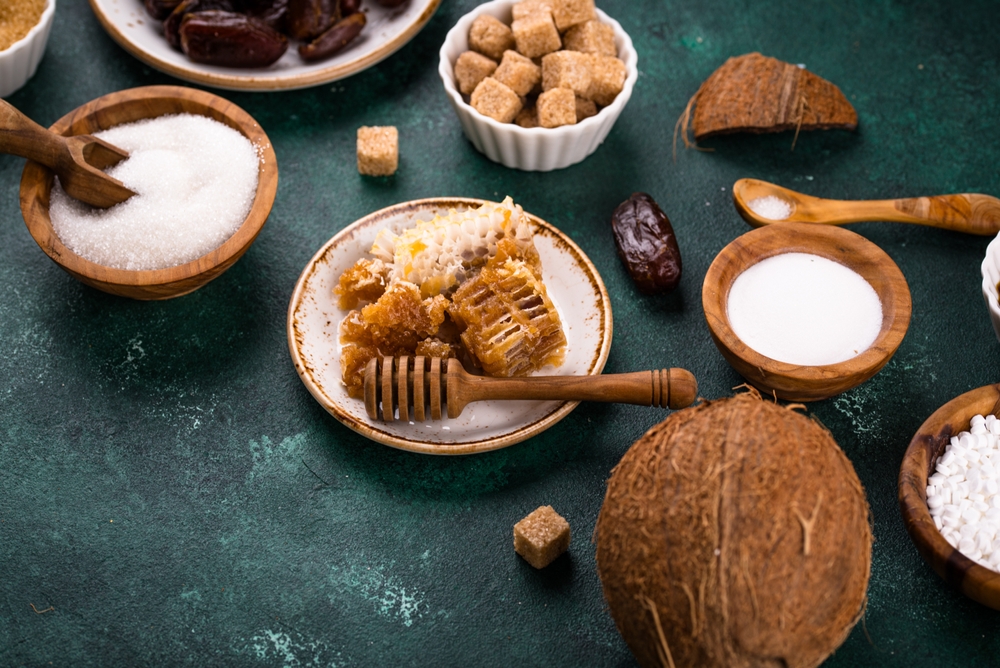 Remplacer le sucre : des alternatives plus saines pour les aînés 