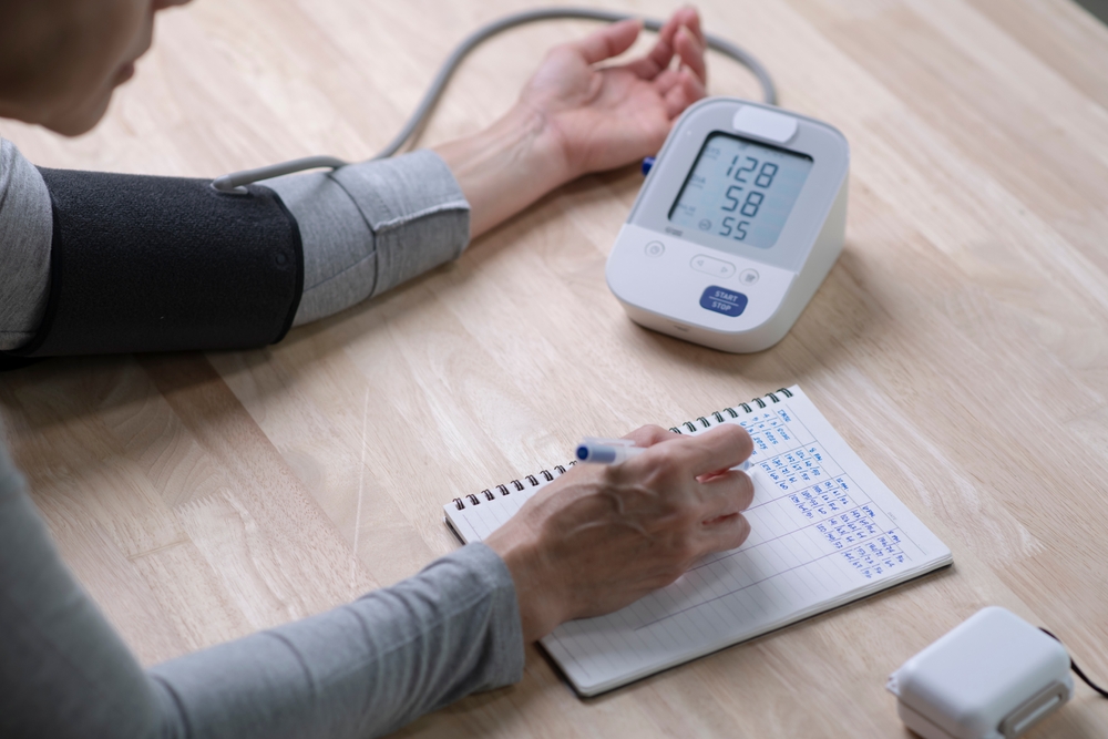 Mesure de la pression artérielle à domicile : mode d’emploi pour seniors 